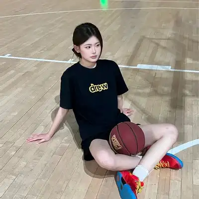 余伟彤